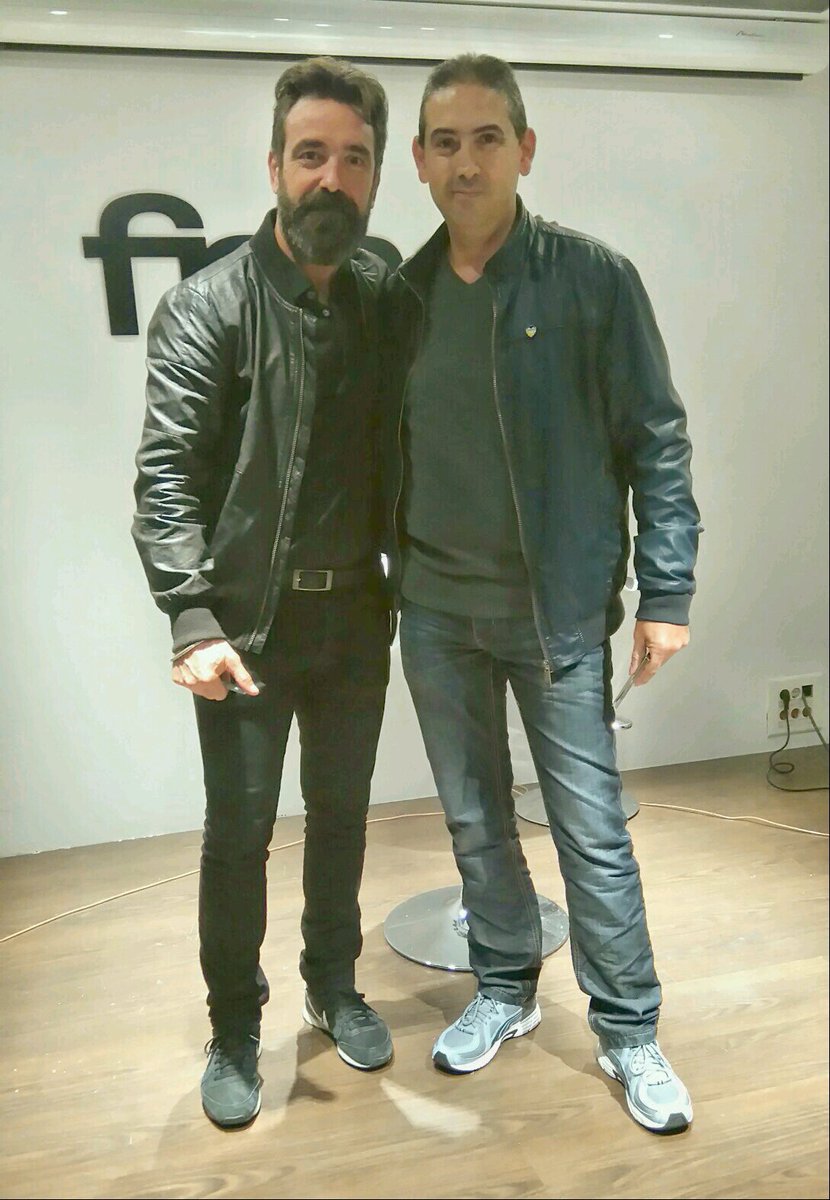 ElJuanba77's tweet photo. Una vez mas a sido estupendo poder verte y saludarte Jordi, enhorabuena por el nuevo disco, Tu sigue asi@OBKoficial https://t.co/FL61fOh9Lj