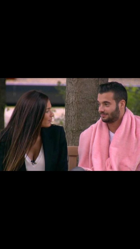 Team_EmilieSS9's tweet photo. L'histoire entre Julie et Loïc se terminent, à cause de la distance. Mais ils restent amis #SS9 #TeamJumeaux https://t.co/r1UPU6eoyX