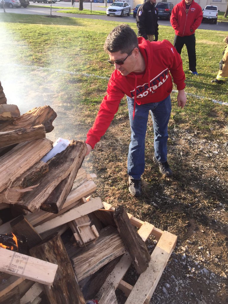 MrSchollLTMS's tweet photo. Party @ ROYSTER'S!!! #LightEmUpUpup #Bonfire2015 https://t.co/hAPCWtTrHd