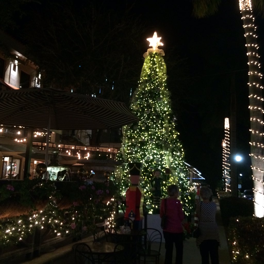 3rdStreetSouth's tweet photo. YES there will be MUSIC 5-8pm and YES there will be SNOW @ 7:30pm. #thirdstreetsouthnaples https://t.co/gMhtsUXJsg
