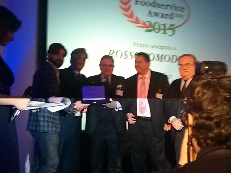 foodservaward's tweet photo. #FA2015 format cc: vince @RossopomodoroOF. Ritira premio carlo caiazzo di sebeto https://t.co/cZlLhyApvS