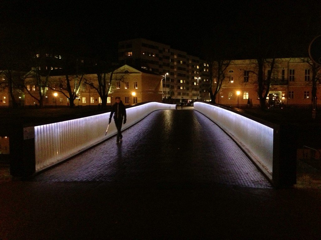 MikaelaSundqv's tweet photo. My hometown, beautiful also when it's dark outside #turku #bynight #riveraura #librarybridge https://t.co/apUqD5awzI