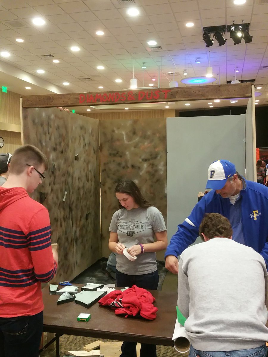 MillstreamBEST's tweet photo. Setting up the exhibit!  @BESTRobotics  #FARGO #paydirt2015 #gitrdone https://t.co/wKwmFwYWU1