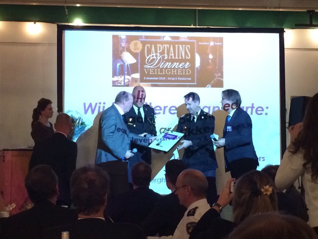StephanWevers's tweet image. Samen met @Stevenvdlooij de Don Berghuijs Award gewonnen met iklaatmijnouderstochnietstikken.nl #vrtwente #vrnhn