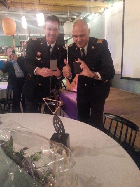 StephanWevers's tweet image. Samen met @Stevenvdlooij de Don Berghuijs Award gewonnen met iklaatmijnouderstochnietstikken.nl #vrtwente #vrnhn