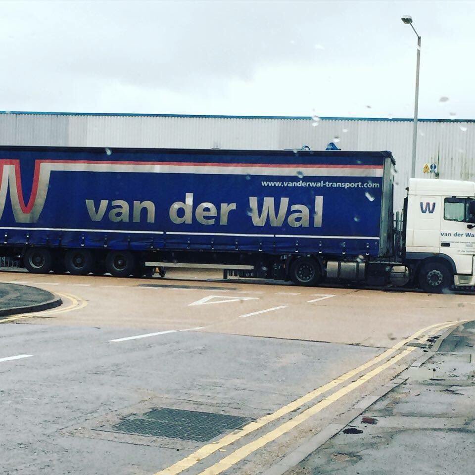 kenyewest7's tweet photo. Don't think the trailer is attached to this lorry by very strong forces #chemistry #addLS https://t.co/XNRfUWx0jv