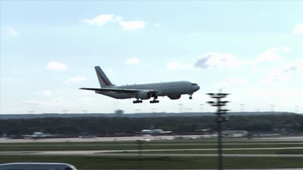 Spi0n's tweet photo. Quand un avion Boeing 777 a une envie pressante - https://t.co/s7BCP341qn https://t.co/SSta1kxFva
