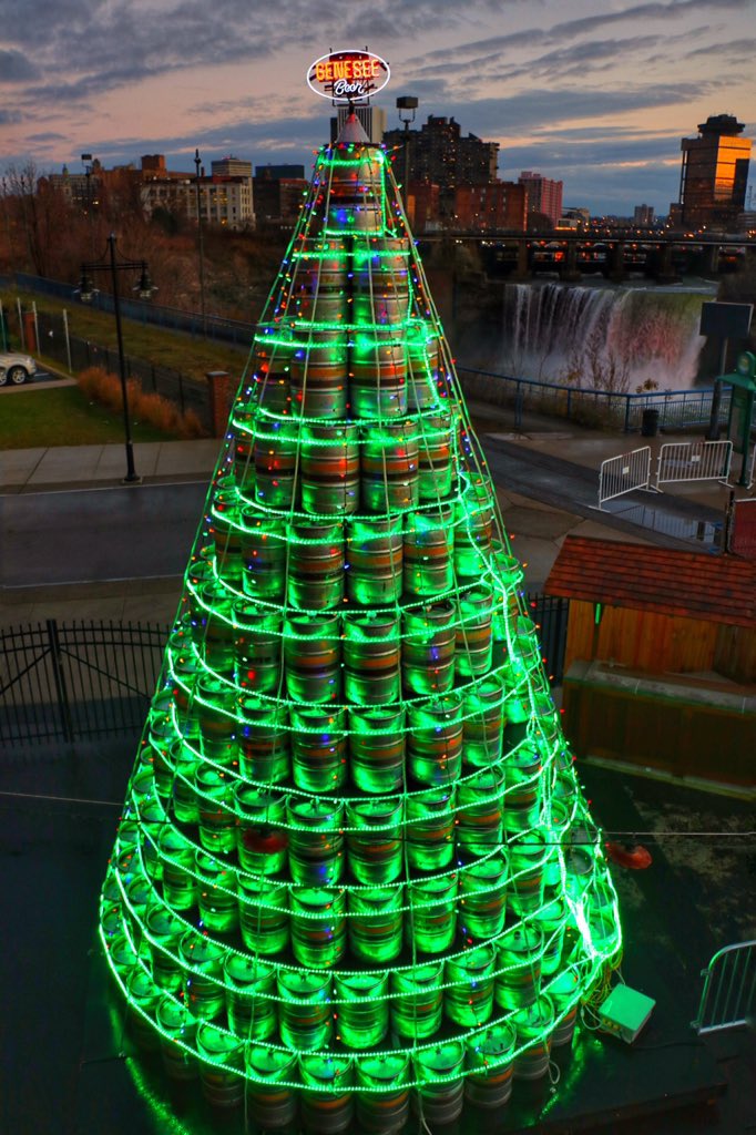 john_kucko's tweet image. Cheers! @GeneseeBrewery keg tree (428 half barrels/26 ft) lit for the Holidays @rachbarnhart @rochester @rocbuzz