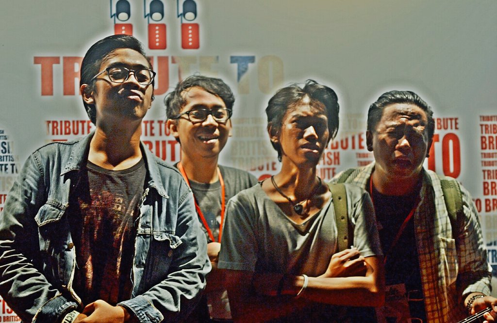 Yuk badayakan foto bersama mumpung msh berkumpul biar anget biar kebuka biar sepaham ! <a href="/blankpaperband/">Blank Paper Official</a> *TheYardband