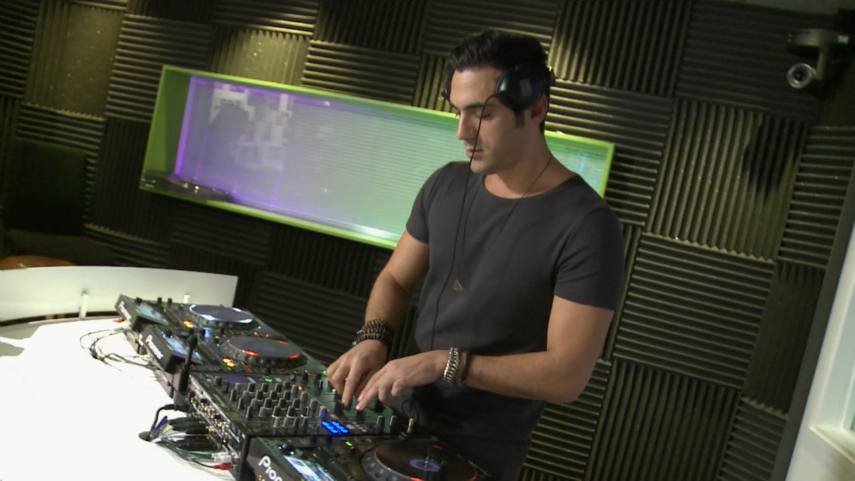 In de aanloop naar #538Jingleball draaide <a href="/UmmetOzcan/">IUNU</a> een lekker setje! r538.nl/plKr1F