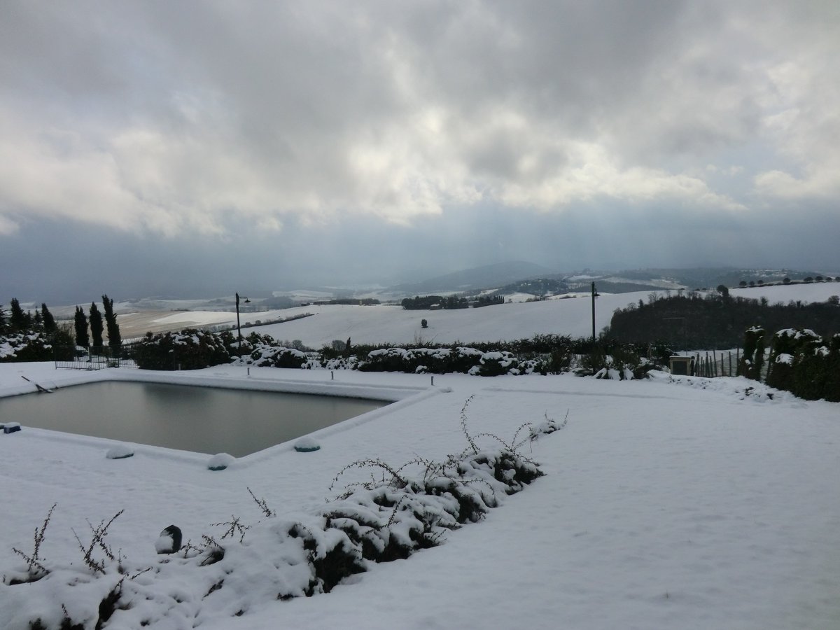 The winter is also coming to #PieveSanMartino...brrrr!
#snow #winterinTuscany #WhitePieve