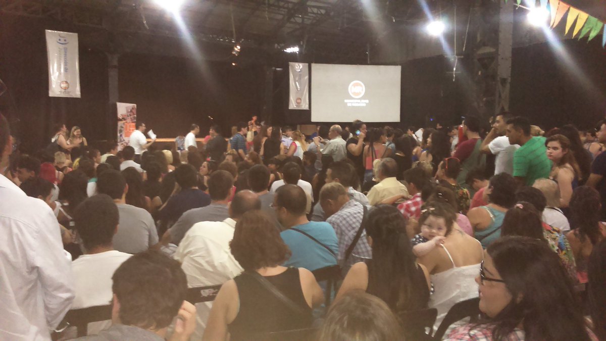 Susibar's tweet photo. Importante entrega de certificados a quienes se capacitaron en oficios #Presupuestoparticipativo @MuniRosario https://t.co/cLRbzB0JFA