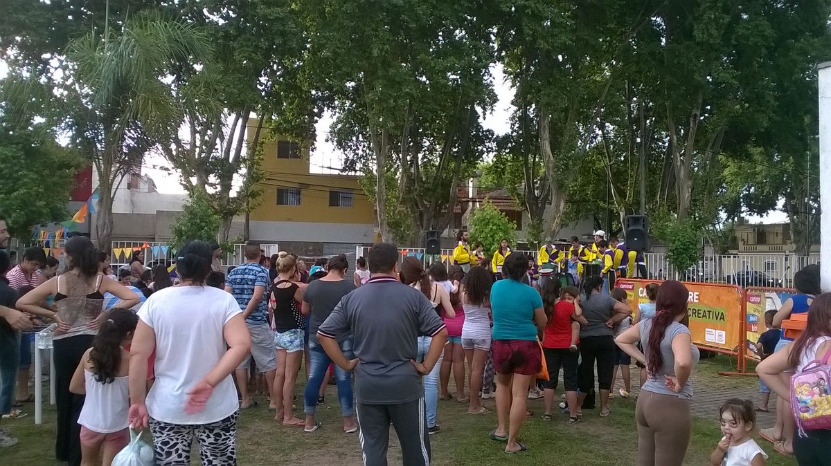 CMDSur's tweet photo. #Ahora vecinos y vecinas disfrutan del festejo de fin de año del CCB La Tablada  con una gran kermes en el @CMDSur https://t.co/gyeRx696sM