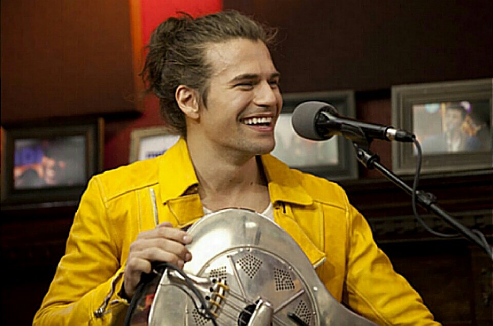 1TrishaM7's tweet photo. @TeamTBP #TheBandPerryPCAVotingSpree I do like this one though! Cast your vote: https://t.co/tDuFxys3yL https://t.co/CHt5c5F4Qr
