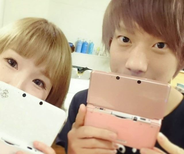 MAAY0903's tweet photo. 髪の毛ピンク可愛いし
DSピンク可愛いし
ってか近いし(=^ェ^=) https://t.co/IirDzLsyYm