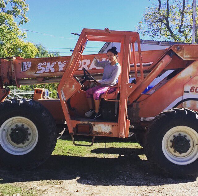 PositiveGuapa's tweet photo. I woke up to a new whip this morning, thanks mom and dad #blessed #diesel #ridingforeign #princesslife https://t.co/9TDk4FGFYv