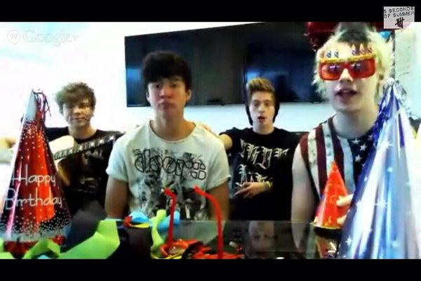 BellossomX's tweet image. noW THAT I&apos;M BROKEN 
#4YearsOf5SOS #HeresTo5SOSMemories