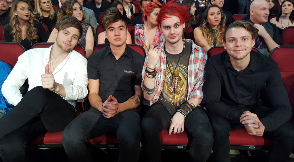 BellossomX's tweet image. noW THAT I&apos;M BROKEN 
#4YearsOf5SOS #HeresTo5SOSMemories