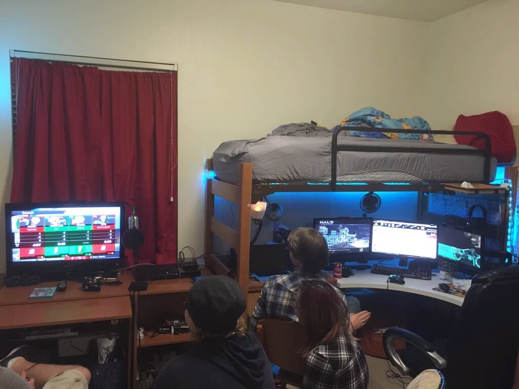 ForcedReset's tweet photo. Thanks @BrandonJLa for showing us that even us college student's have enough space for #VirtualReality https://t.co/yOAHiC1P88