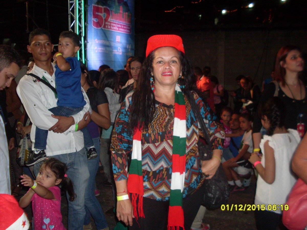Karinlanina's tweet photo. Encendido de la cruz.†....2015 https://t.co/TVvpaqUWtN