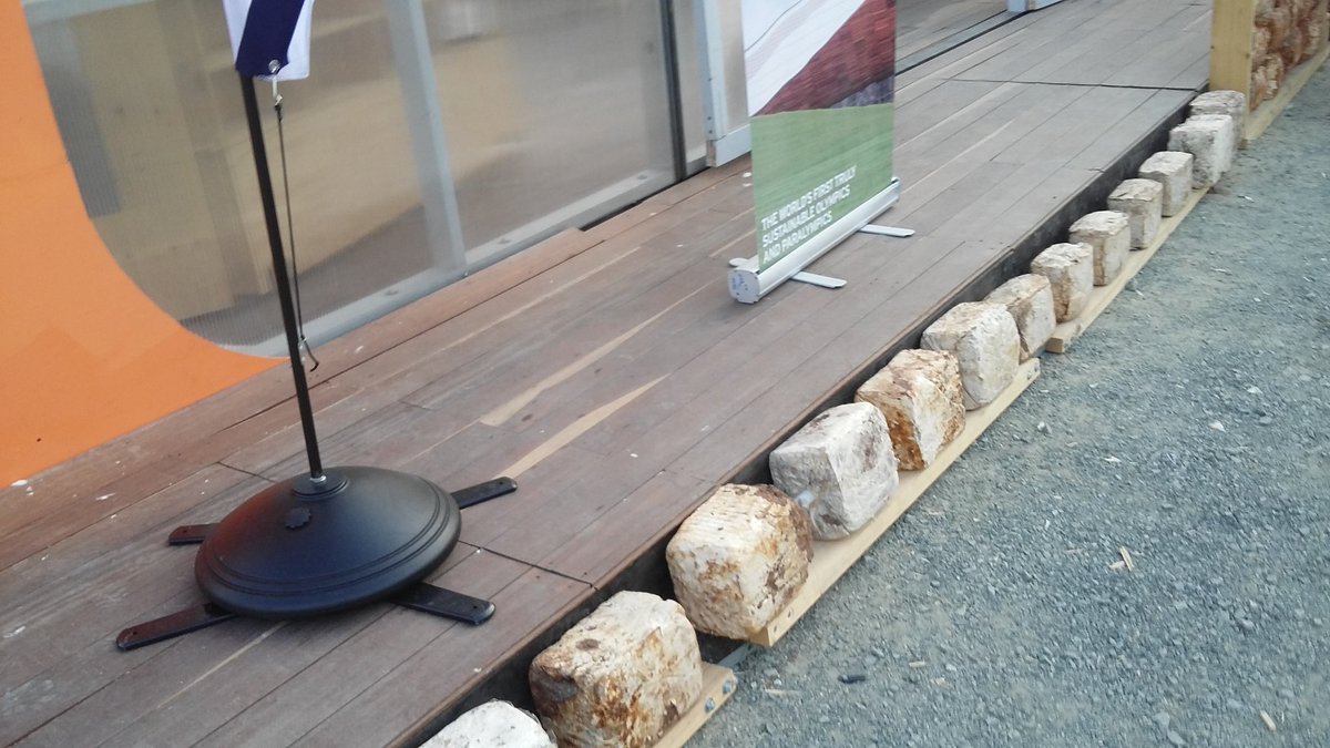 UKinColombia's tweet image. Los ladrillos de la casa del @HelioMet en #SDLAC 15 estan hechos con desechos de cafe! @TwiterosCali @elpaiscali