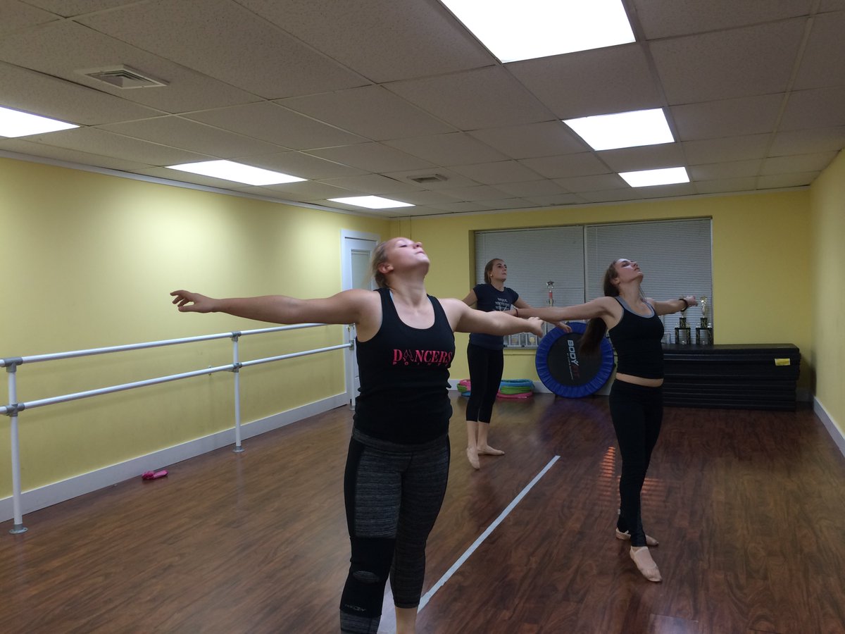 DancersPointeNJ's tweet photo. some of our #ShootingStars in tonight's contemporary/ballet class #DancersPointe https://t.co/wnQ10yRQGd