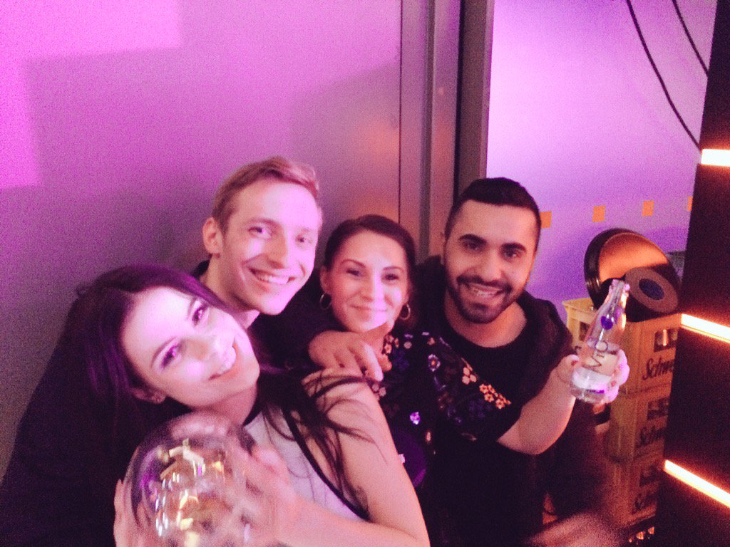OfficialMoTrip's tweet photo. Hab keine Krone gewonnen😔
Aber @Lenas_view 😍 Und @siggismallz ☺️👍👑👑
Juhuuuuu😊😊😊
#Krone2015 https://t.co/eA4wqjrPnn