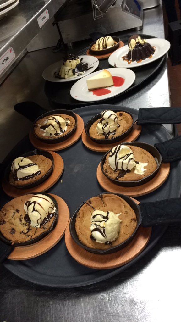 joRix2's tweet photo. Desserts for days.... #sweettooth #cookieskillet #molten @Chilis @ChilisJobs https://t.co/fsu6jYthCX