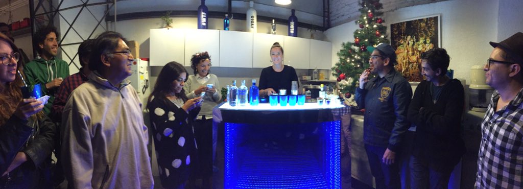 RevistaMarvin's tweet photo. ¡Casa llena con las clases de coctelería @absolutmexico en @RevistaMarvin para ser expertos de la fiesta! #AbsolutMx https://t.co/Lm2hHnayBL