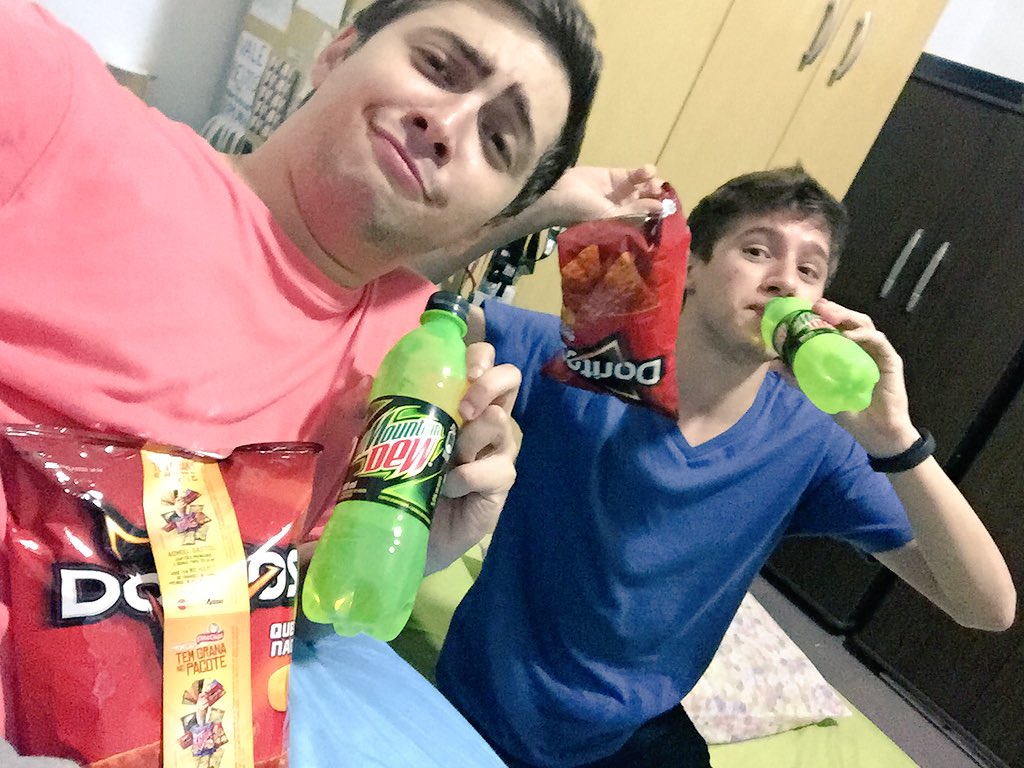 alanzoka's tweet image. Assistindo The Game Awards com classe.