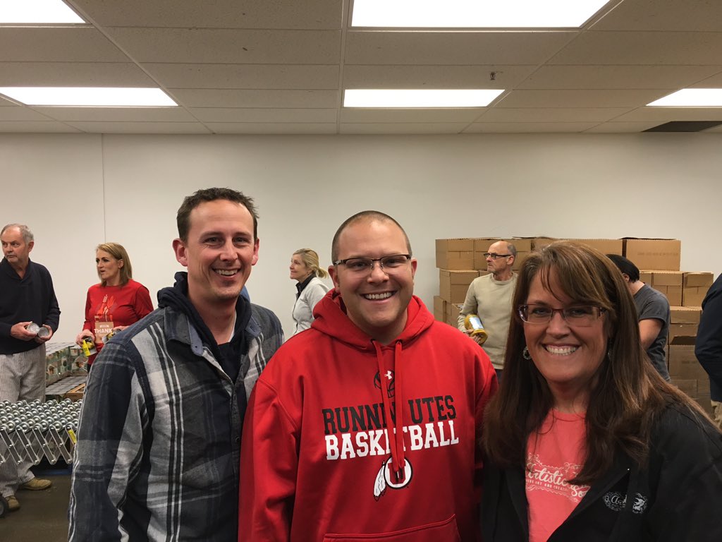 AllyTanner6's tweet photo. Helping out at @utahfoodbank with a great UofU Hospital team! https://t.co/3B6tXuv8l7