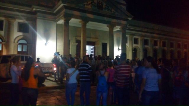 llano_guarico's tweet photo. Desde temprano protesta por las Tablet #Unerg #SanJuanDeLosMorros colapsada las vías de acceso  #Guarico https://t.co/WdUgNcfXKh