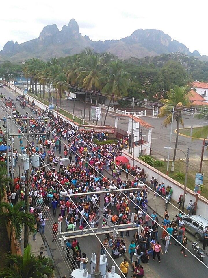 llano_guarico's tweet photo. Desde temprano protesta por las Tablet #Unerg #SanJuanDeLosMorros colapsada las vías de acceso  #Guarico https://t.co/WdUgNcfXKh