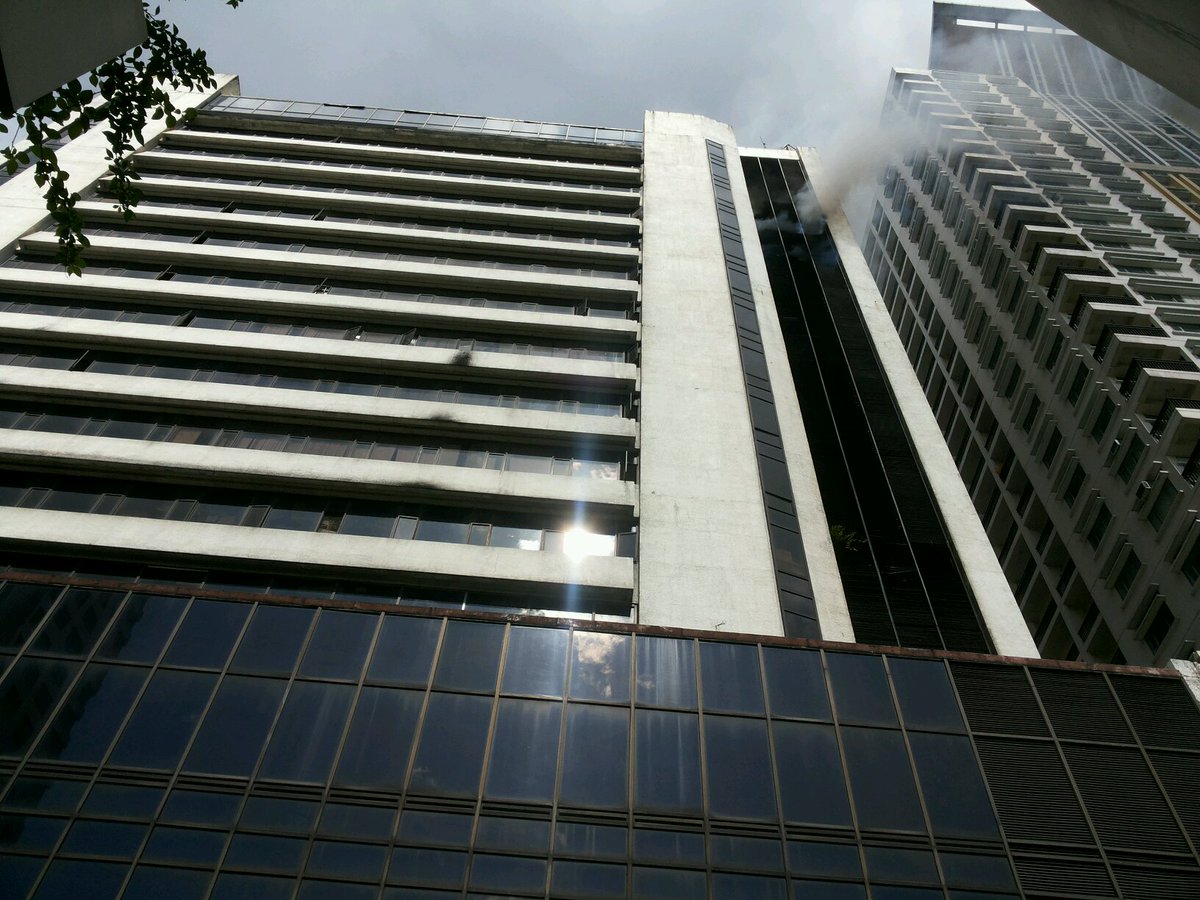 MarGabriel1988's tweet photo. Aurora tower sa araneta center nasusunog, now on 2nd alarm https://t.co/JMM40NirsQ
