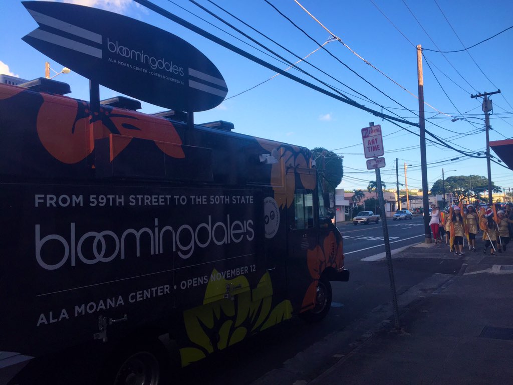 Getting ready for the #KaimukiHolidayParade! #alohabloomies
