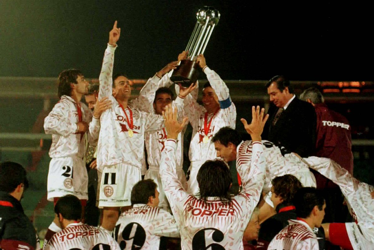 museogranate's tweet photo. 4 de Diciembre de 1996. Pasaron 19 años de aquella primera conquista. CAMPEON COPA CONMEBOL @clublanus. Inolvidable https://t.co/7SxYbdLset