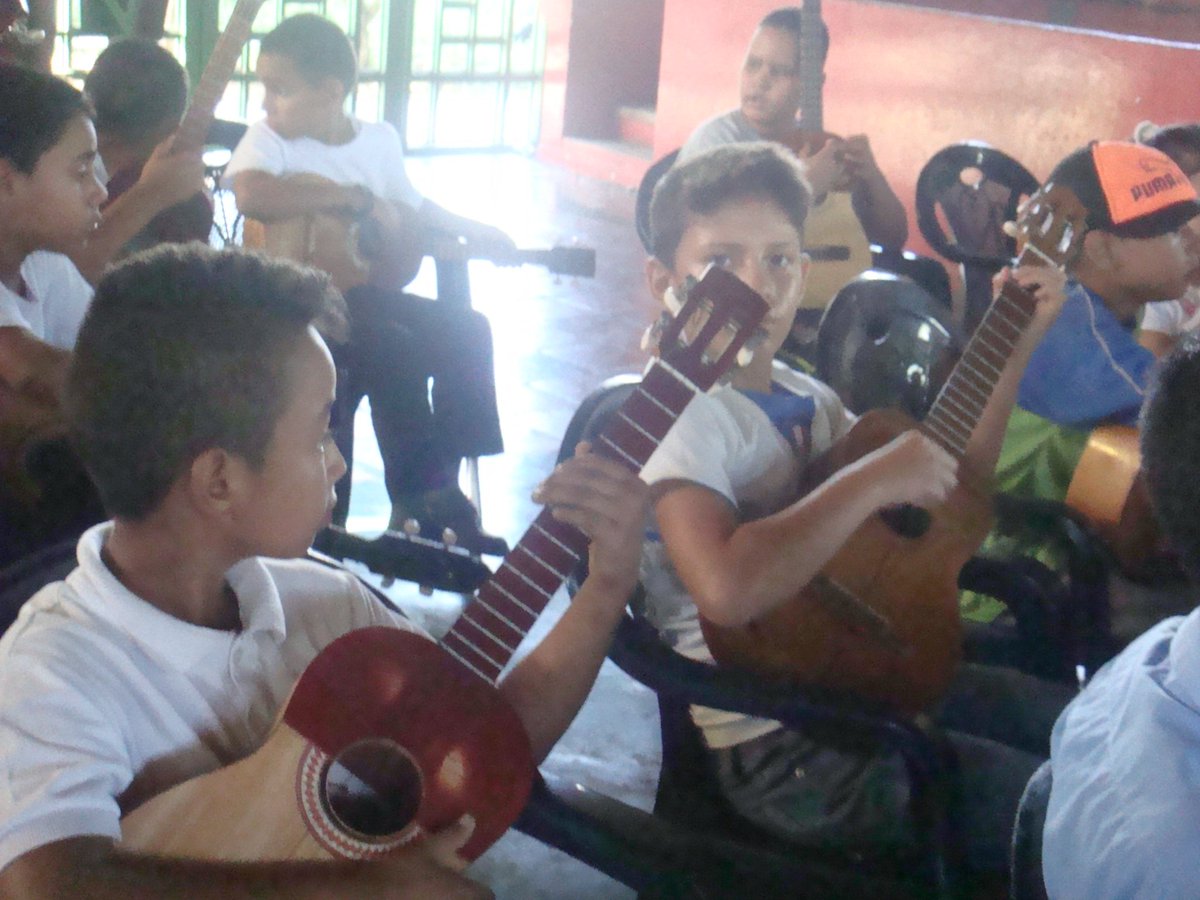 c_modc's tweet image. Niños,y niñas felices preparándose para el día del Concierto 27-11-2015 en el C.P.C la Carucieña