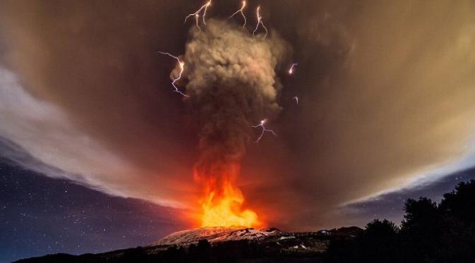 Penampakan Mengerikan Sekaligus Indah Erupsi Gunung Etna.
Klik goo.gl/SXkEIc via <a href="/liputan6dotcom/">LIPUTAN6</a>
