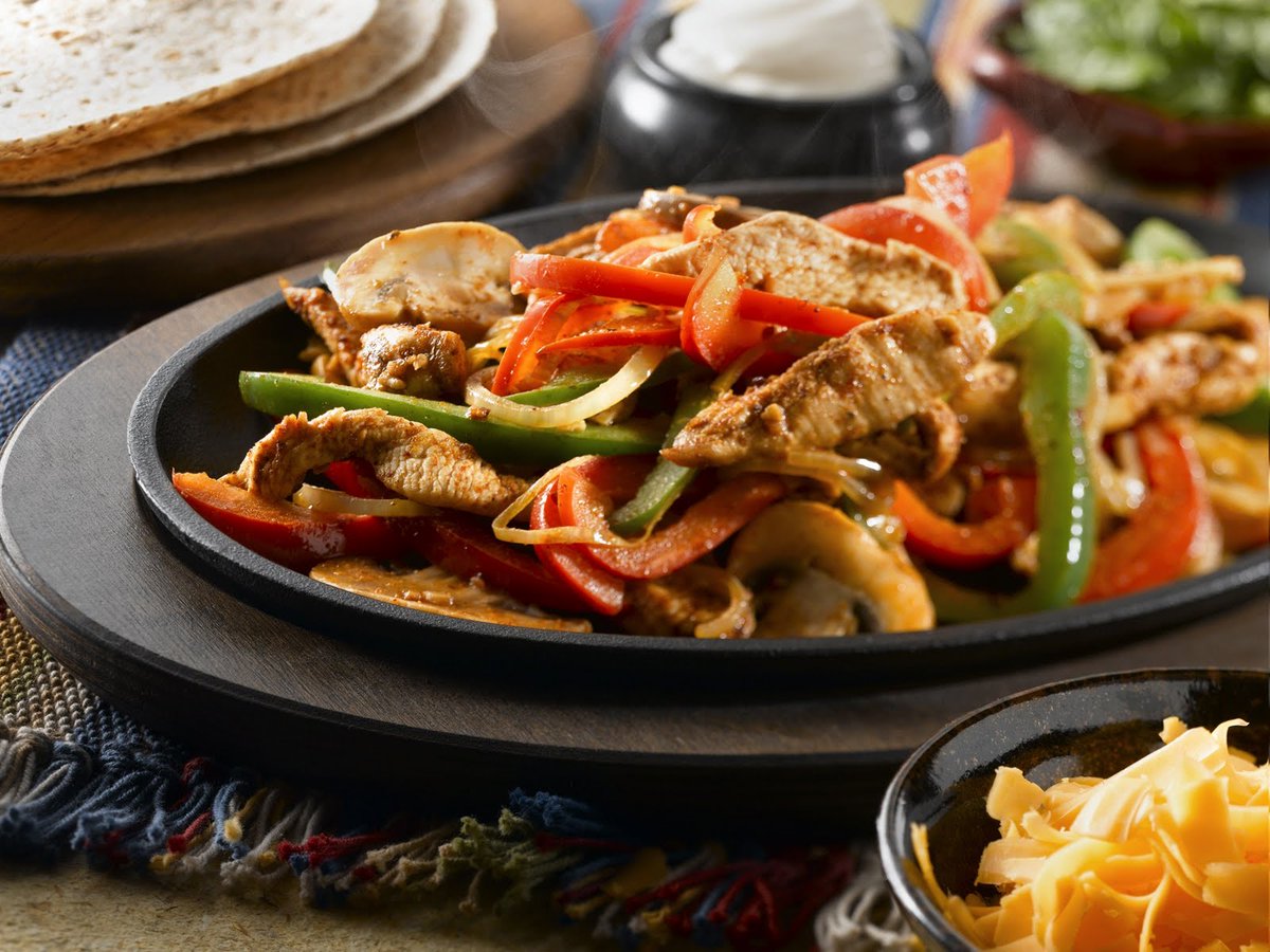 Are you ready for lunch yet? How about  Chicken Fajitas #1900mexicangrill #lunchalert #clteats