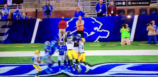 BleacherReport's tweet photo. VIDEO: Packers beat Lions on walk-off 61-yard Hail Mary after defensive penalty https://t.co/P7YEc0cyuc https://t.co/NrdDsj62bu
