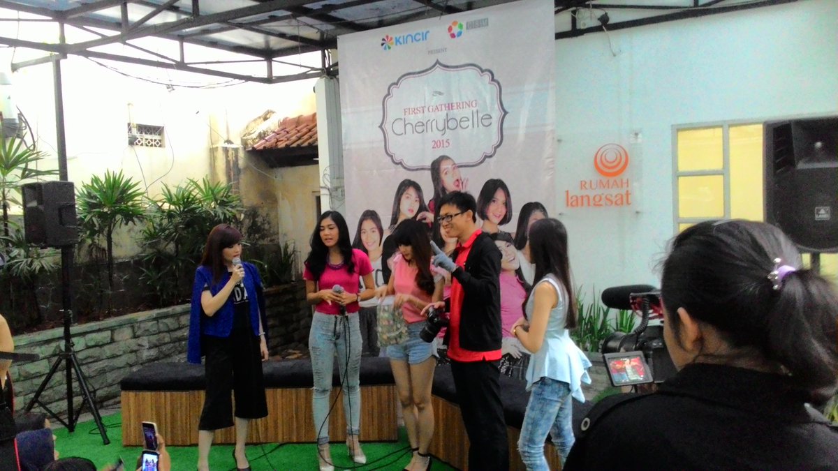 Ooo ternyata yg mau nyuciin mobil kincir si <a href="/SweetTataChiBi/">Redita Mutiara</a> tohhh oooo #FirstGatheringCherrybelle2015