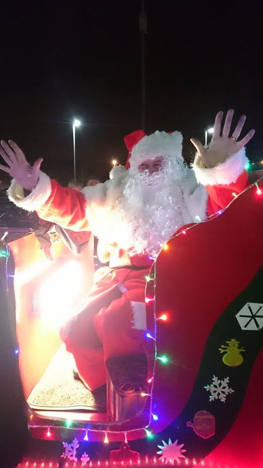 ChesRWCBeerFest's tweet photo. @Saughallrotary  have been busy again!! Santa has been spreading cheer at the Saughall Lights Switch on! Ho Ho Ho .. https://t.co/w9n6em6YHR