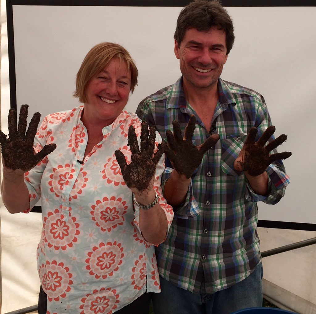Black hands = carbon in the soil. Chris and Sabrina haming it up <a href="/CWiseAustralia/">C-Wise</a> #WorldSoilDay
