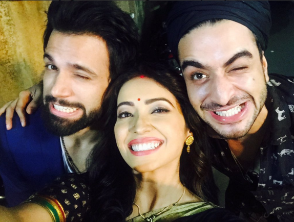 TellyTalkIndia's tweet photo. .@rithvik_RD on the sets of #KuchTohHaiTereMereDarmiyaan!!
#behindthescenes https://t.co/ur2YOAsvlH