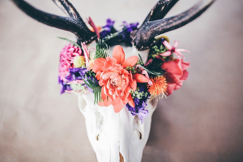 blovedblog's tweet photo. DIY: REINDEER FLORAL CROWN - https://t.co/QMbDdW50wL https://t.co/EWXK67vruD