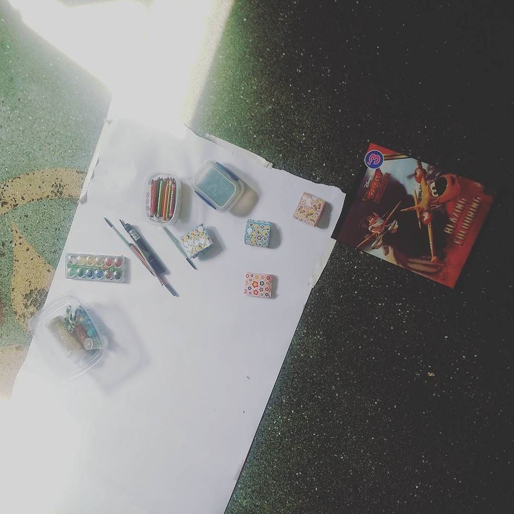 danjlander's tweet photo. Getting ready for craft time with #bobbylander and #thomlander https://t.co/F2VC95CVSM https://t.co/WiK3bhH687