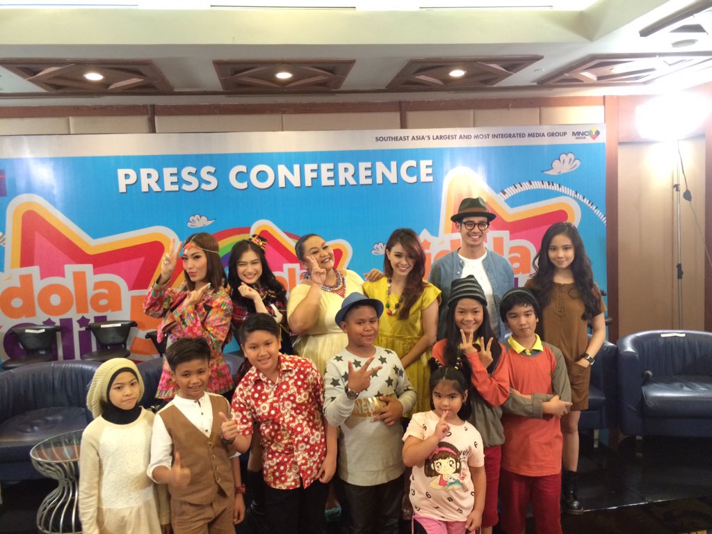 #LiveEvent - <a href="/mrsayudewi/">Ayu Dewi</a> @melodyJKT48 @tikeprie <a href="/TarraBudiman/">Tarra Budiman</a> <a href="/AgathaChelsea18/">agatha chelsea</a> bersama dg para finalis #Icil5dimulai