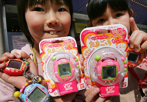 VogueSpain's tweet photo. [VOGUE NEWS] ¿Eras de #Tamagotchi y de #Alfanova? Los juguetes 90's que deben volver, aquí https://t.co/GCKaKzp15k https://t.co/S6m2ZBx7dy