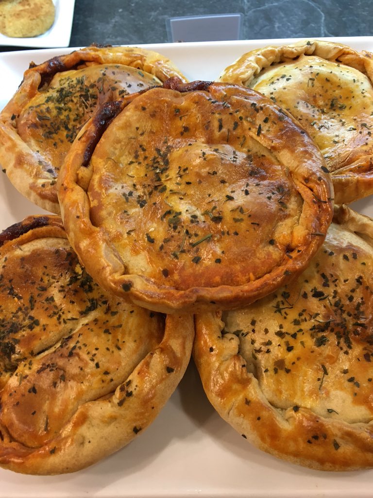 FeastMuswellHil's tweet photo. Good work chef...Steak and Guinness Pies https://t.co/8JGQ8Jn9Tf