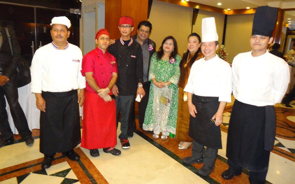 AvariTowers1986's tweet photo. #ChefGulzar and his Wife with #JapaneseChef of #AvariTowers.
#Fujiyama #JapaneseCuisine #ThaiConsulate #Thailand https://t.co/sfCENxuKko